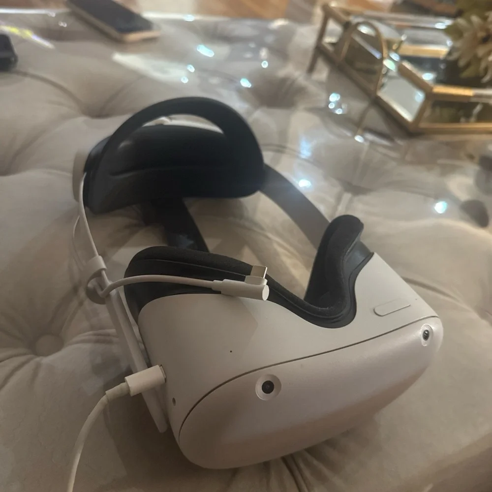 VR Headset in White and Black